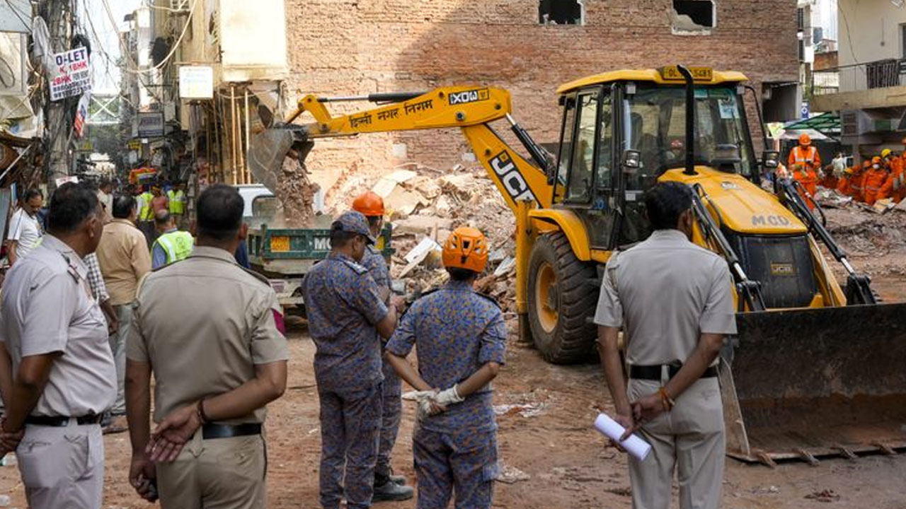Delhi Hostel: ఢిల్లీలో పీజీ హాస్ట‌ల్‌ కూలిన ఘ‌ట‌న‌లో అయిదుగురు అధికారుల‌పై స‌స్పెన్ష‌న్‌