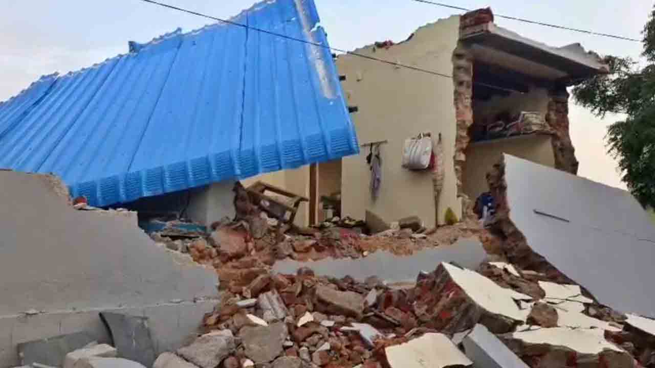 దళితుడి ఇల్లు కూల్చివేత.. ఏడుగురి రిమాండ్‌