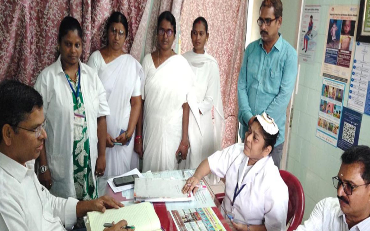 ఆరోగ్యంపై ప్రజలకు అవగాహన కల్పించాలి : డీఎంహెచ్‌ఓ తుకారాం రాథోడ్