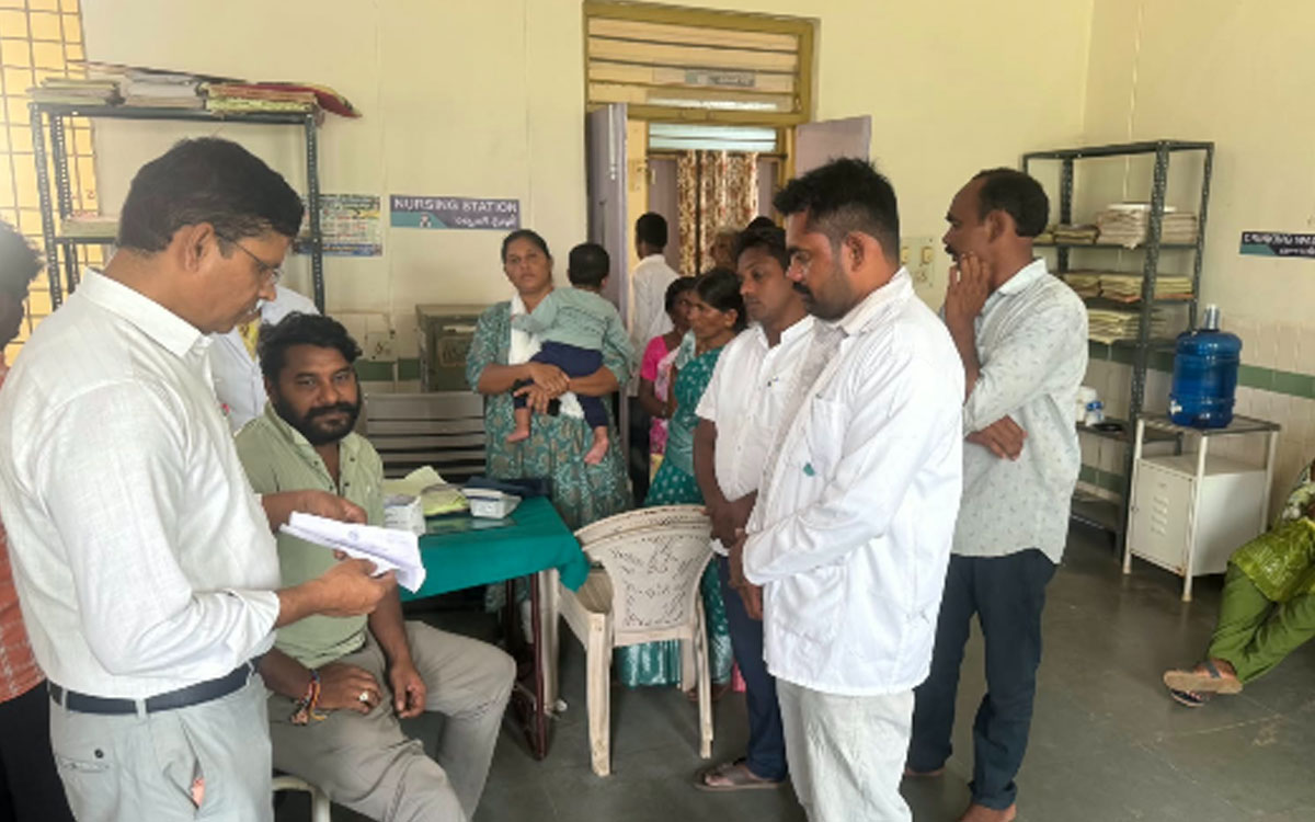 అత్యవసర మందుల కొరత లేకుండా చూసుకోవాలి : డీఎంహెచ్ఓ డాక్టర్ తుకారాం రాథోడ్