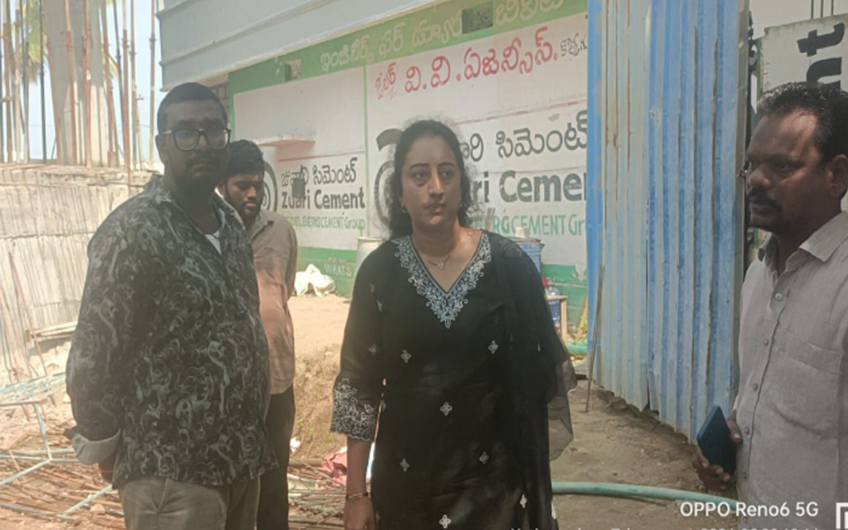 కోర్టు స్టే ఉన్న భ‌వ‌న‌ నిర్మాణ ప‌నులు.. నిలిపివేయించిన డీపీఓ అనూష