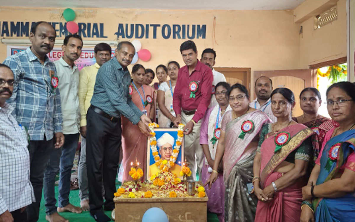 ‘గురువే నిజమైన సమాజ నిర్మాత’