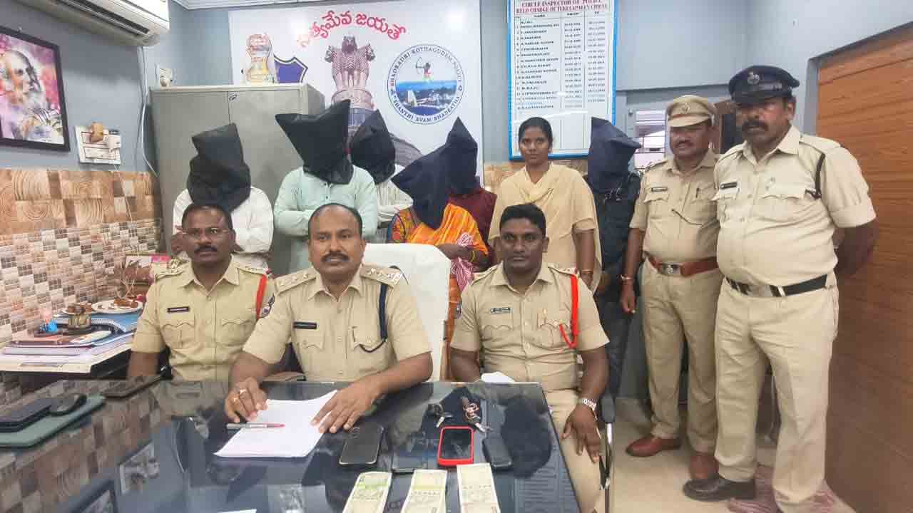 Tekulapalli | శిశువు దత్తత పేరుతో రూ.1.40 లక్షల మోసం.. ఆరుగురు అరెస్ట్, రెండు బైక్‌లు స్వాధీనం..!