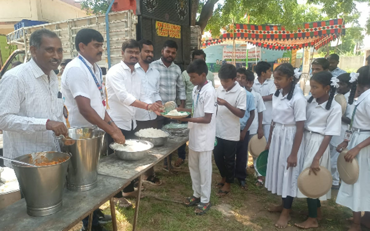 విద్యార్థులు చదువుతో పాటు క్రీడల్లోను రాణించాలి : ఎంఈఓ లింగయ్య
