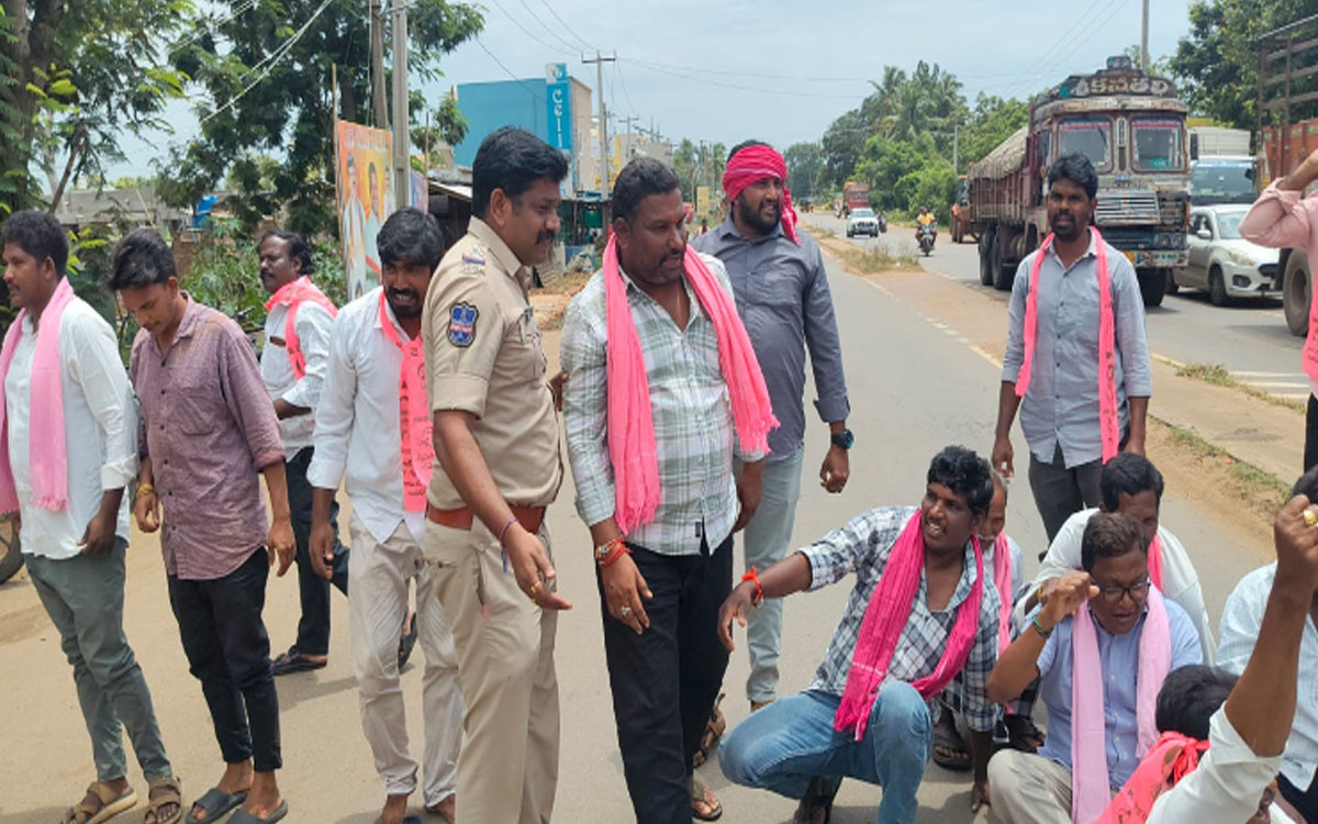 మందలపల్లి నేషనల్ హైవేపై బీఆర్ఎస్ నాయకుల రాస్తారోకో