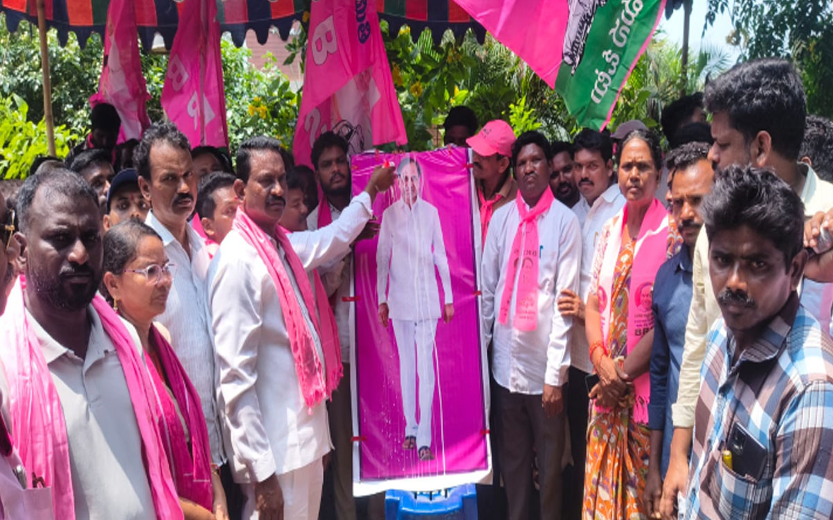 దుమ్ముగూడెంలో కేసీఆర్‌ చిత్రపటానికి క్షీరాభిషేకం