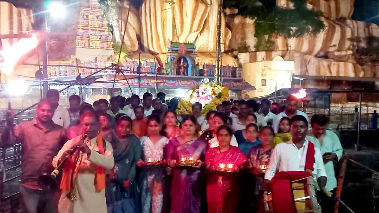 Pallaki Seva | ఏడుపాయలో పల్లకి సేవ.. భారీగా పాల్గొన్న భక్తులు..!