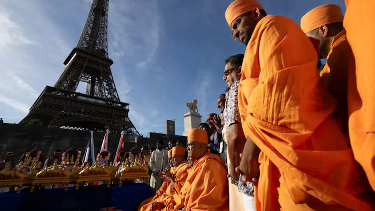 Eiffel Tower: ఈఫిల్ ట‌వ‌ర్‌కు హిందూ సాధువులు..  మ‌హిళా సిబ్బందిని త‌ప్పించ‌డం ప‌ట్ల ఆందోళ‌న
