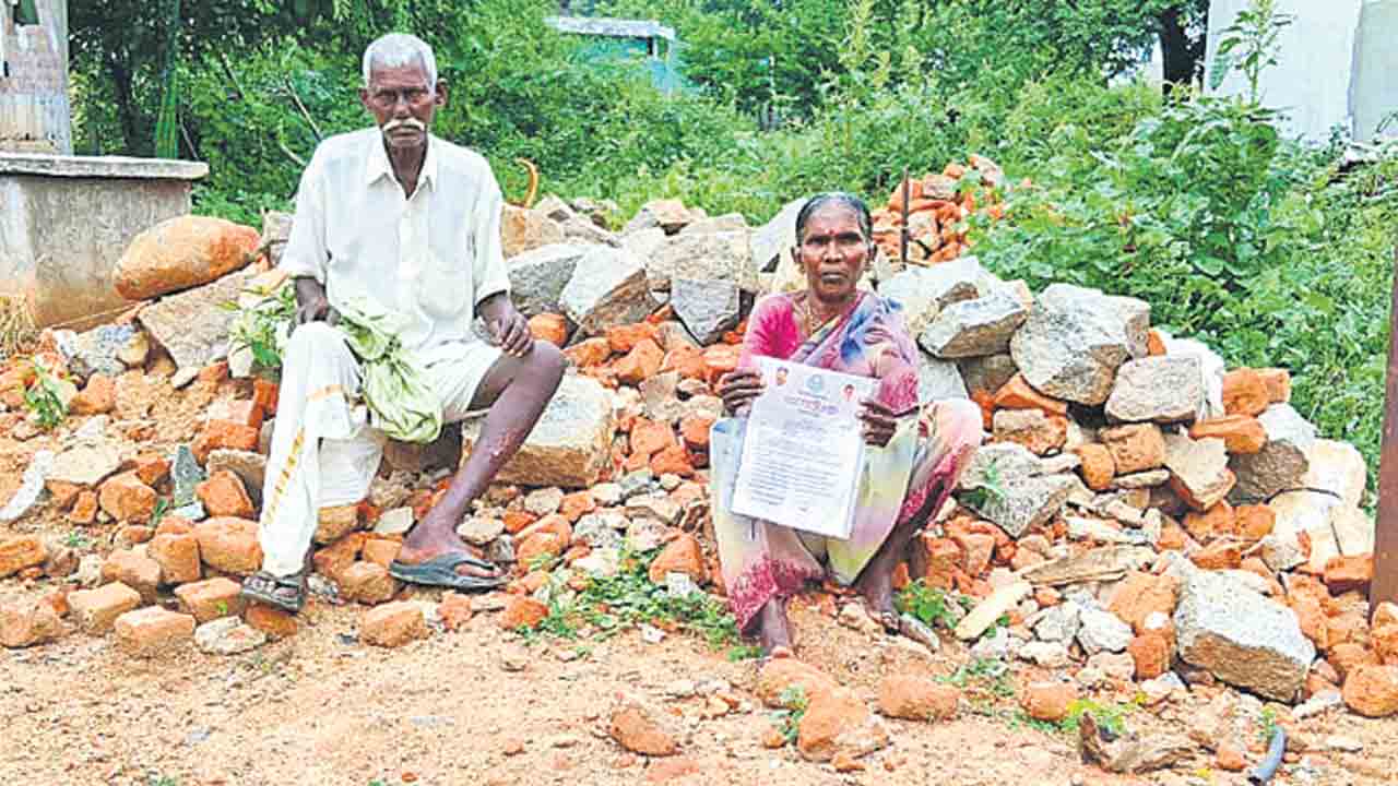 కాంగ్రెస్‌ పాలన గిట్లుంటది!.. గూడు చెదిరిన వృద్ధ దంపతులు
