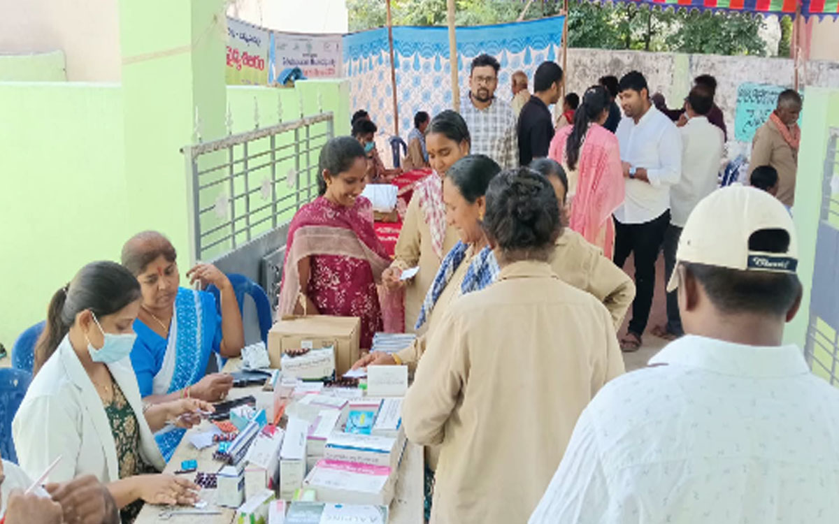 'పారిశుధ్య కార్మికుల ఆరోగ్య భద్రతకు పెద్దపీట'