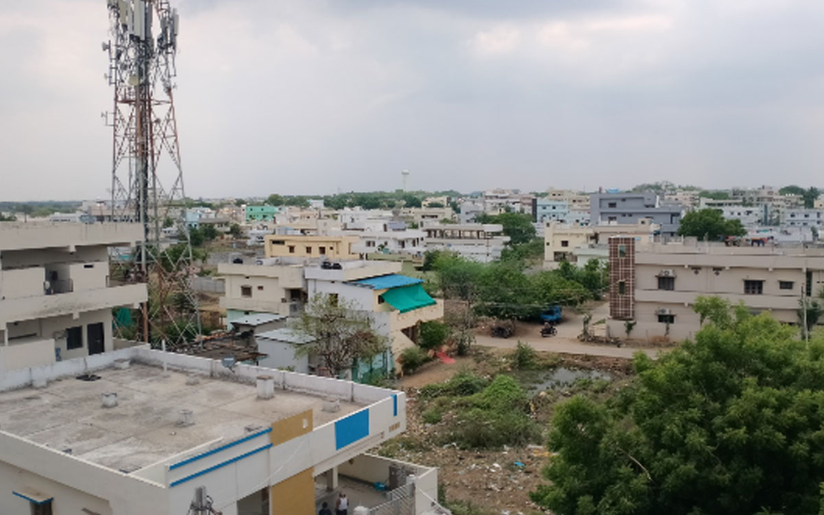 రైతు బజారు లేక ఈఎంసీ వాసుల అవస్థలు