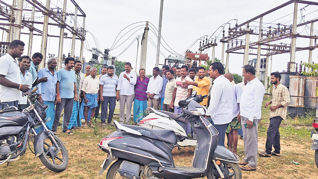 24 గంటల కరెంటివ్వడం చేతగాకుంటే సీఎం పదవి నుంచి దిగిపో!
