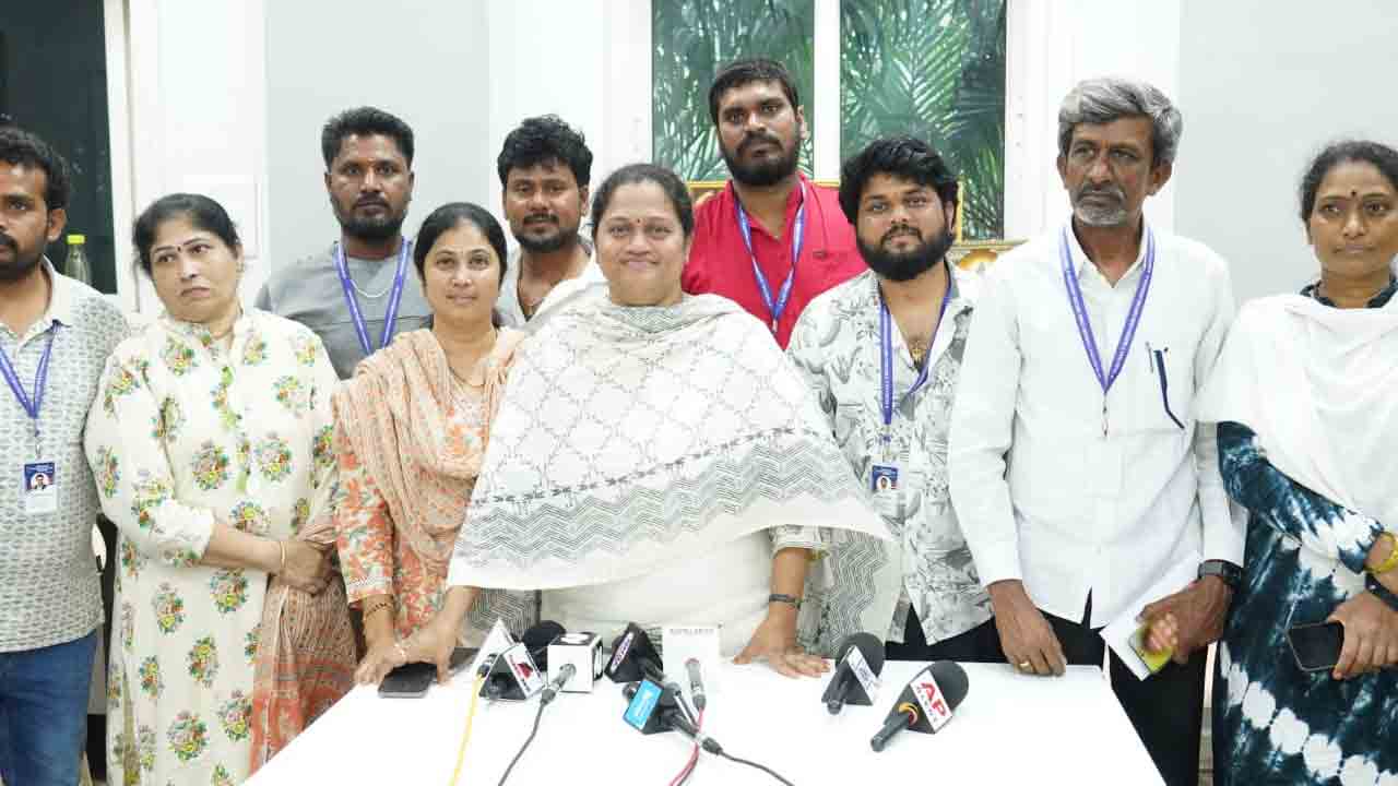 TFTDDA War | రఘు మాస్టర్ కమిటీ చెల్లదన్న సుమలత.. చిరంజీవినే మా దిక్కు!