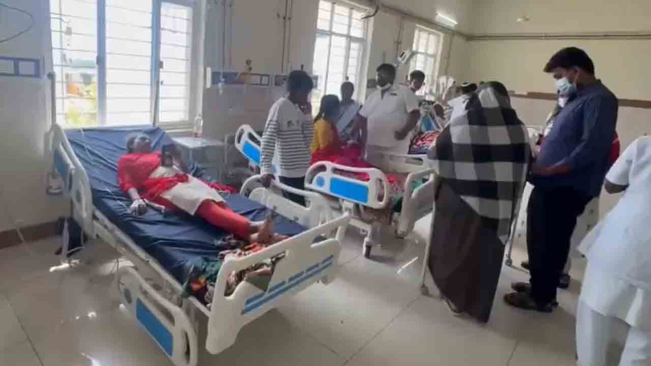 Food poisoning | మోడల్ స్కూల్‌లో ఫుడ్ పాయిజన్.. 30 మంది విద్యార్థినులకు అస్వస్థత : వీడియో