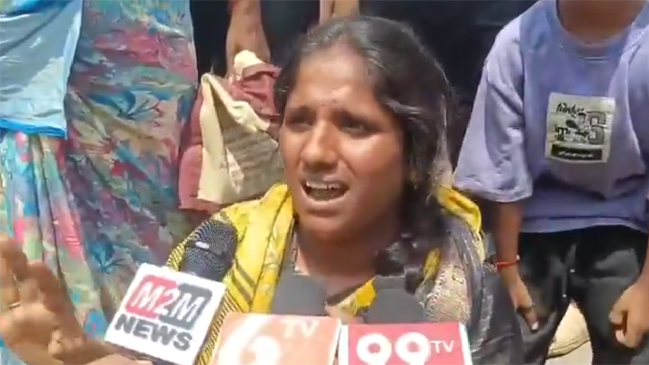 Free Bus | ఫ్రీ బస్సే కదా గు.. మూసుకొని బస్సు ఎక్కు.... బత్తలపల్లిలో మహిళతో ఆర్టీసీ డ్రైవర్‌ అసభ్య ప్రవర్తన!