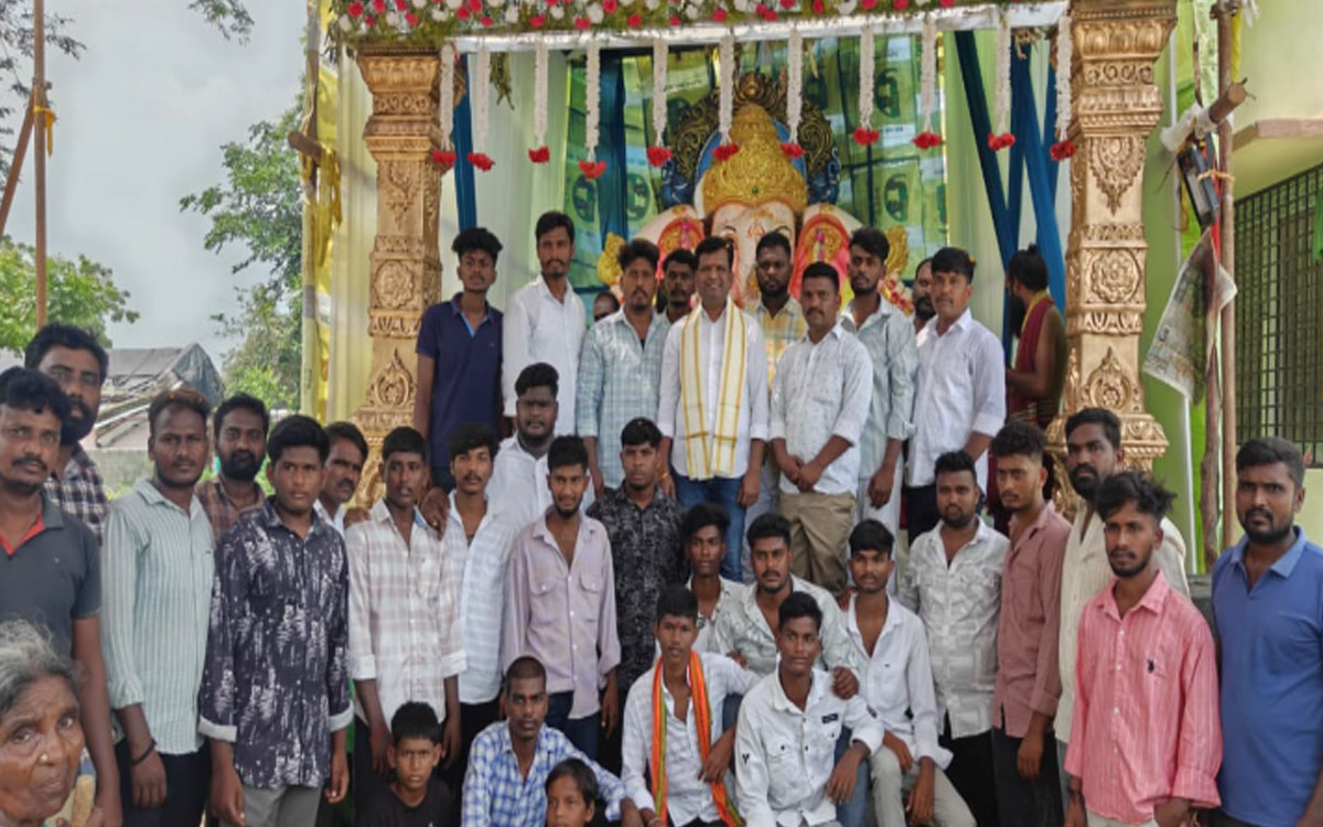 వినాయకుడి ఆశీస్సులు అందరిపై ఉండాలి : మాజీ ఎమ్మెల్యే గాదరి కిశోర్ కుమార్