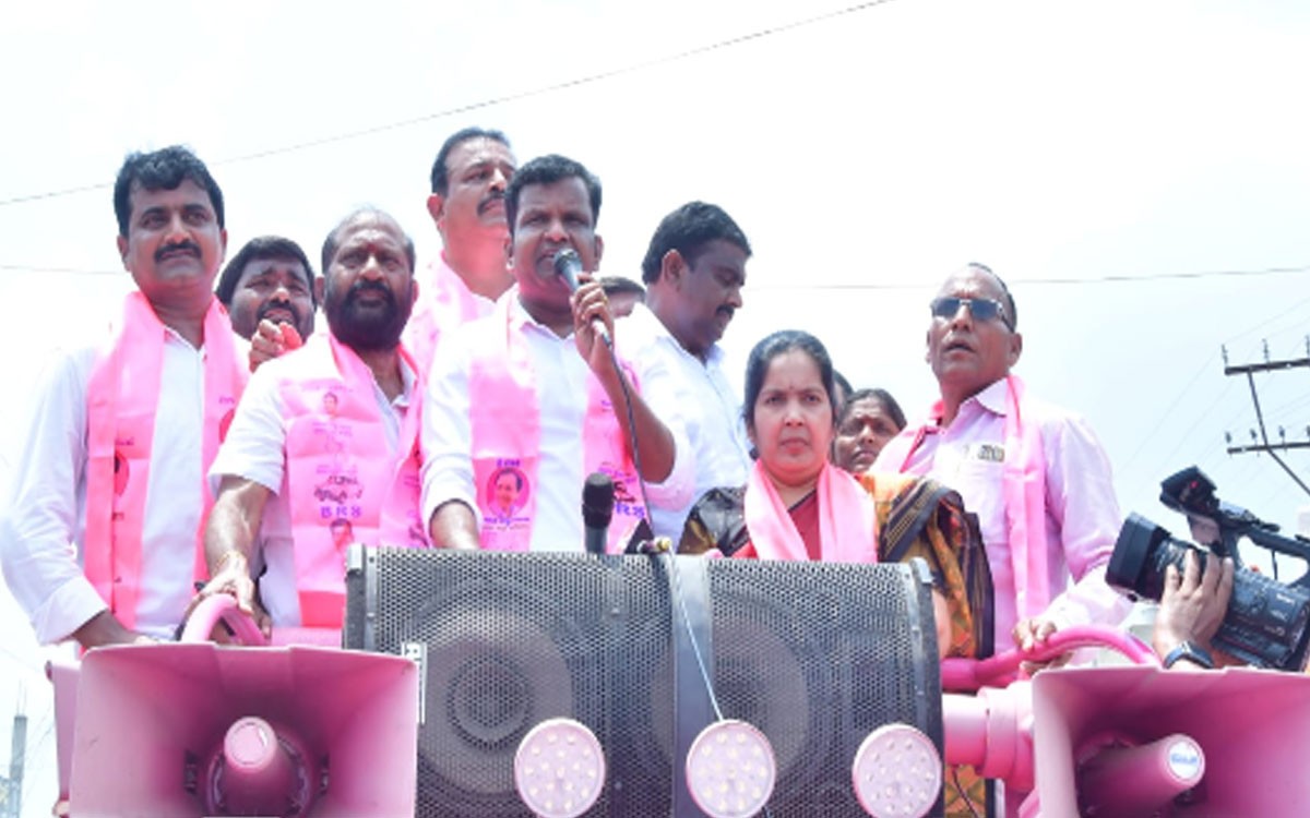 ఆంధ్రోళ్లకు చద్ది కడుతున్న నీచపు సీఎం రేవంత్ రెడ్డి : మాజీ ఎమ్మెల్యే గాద‌రి కిశోర్ కుమార్‌