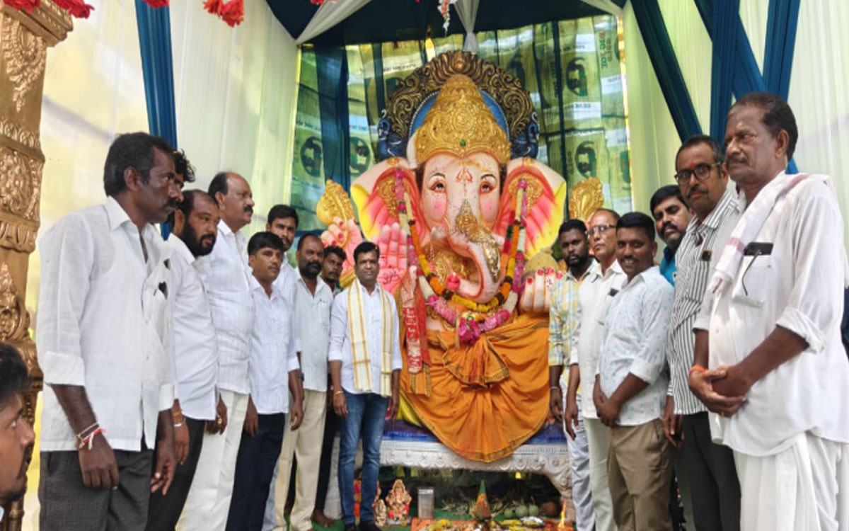 వినాయ‌కుడి ఆశీస్సులు అంద‌రిపై ఉండాలి : మాజీ ఎమ్మెల్యే గాదరి కిశోర్ కుమార్