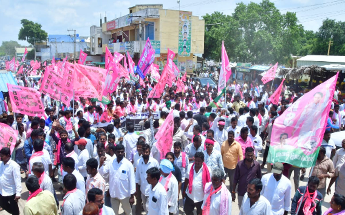 ఆంధ్రోళ్లకు చద్ది కడుతున్న నీచపు సీఎం రేవంత్ రెడ్డి : మాజీ ఎమ్మెల్యే గాదరి కిశోర్ కుమార్