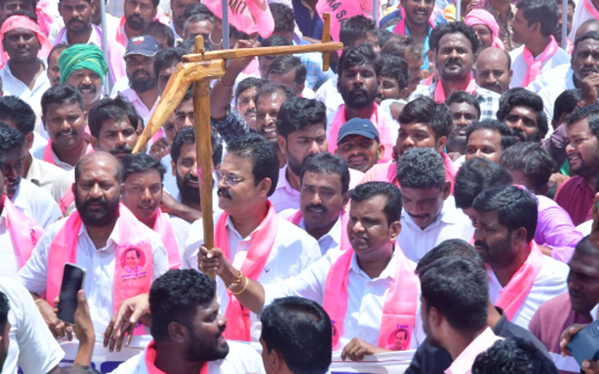 ఆంధ్రోళ్లకు చద్ది కడుతున్న నీచపు సీఎం రేవంత్ రెడ్డి : మాజీ ఎమ్మెల్యే గాదరి కిశోర్ కుమార్
