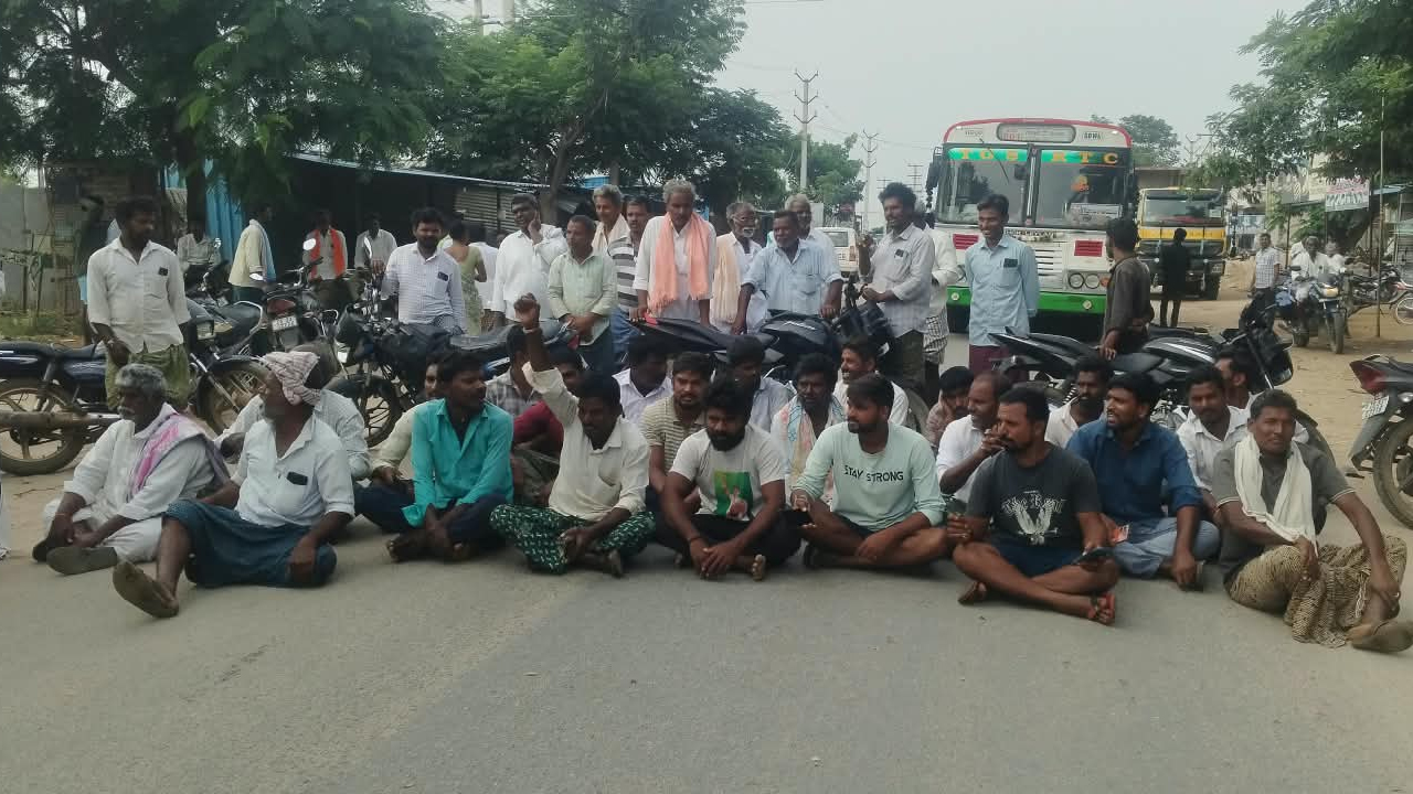 కరెంట్ కోతలపై రైతుల ఆగ్రహం.. గద్వాల–అయిజ రహదారిపై భారీ ధర్నా