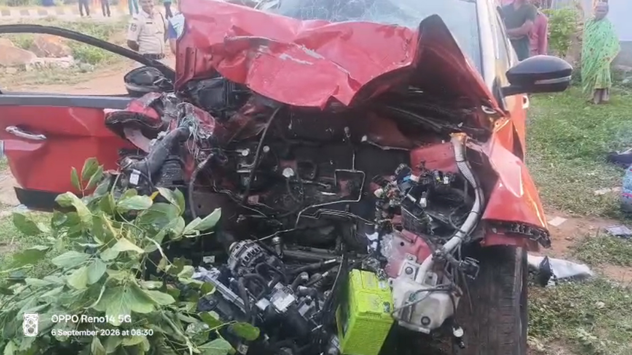 Gadwal Accident | గద్వాల జిల్లాలో ఆగిఉన్న లారీని ఢీకొన్న కారు.. ఇద్దరు మృతి