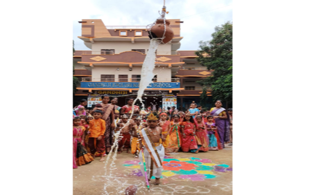 'పండుగలు మన సంస్కృతి సాంప్రదాయాలను భావితరాలకు అందిస్తాయి'