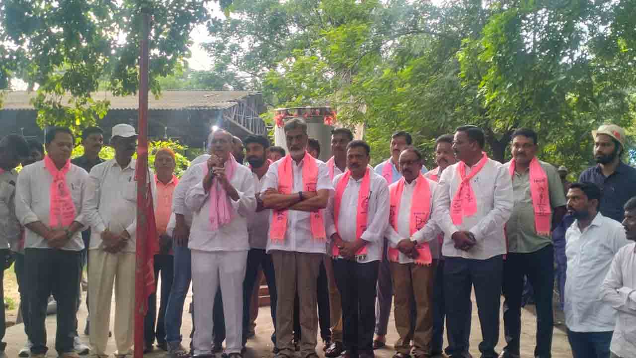 కార్మికులకు రక్షణ పరికరాలు ఇవ్వడంలో ప్రభుత్వం విఫలం : గండ్ర వెంకటరమణారెడ్డి