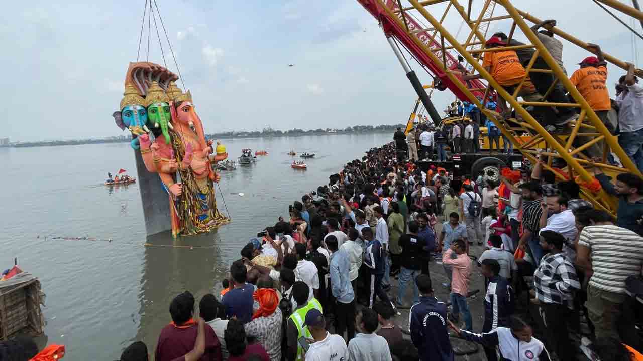Khairatabad Bada Ganesh | ఖైరతాబాద్‌ బడా గణేశుడికి ఘనమైన వీడ్కోలు