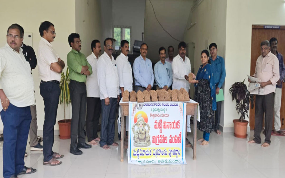 'మట్టి వినాయక విగ్రహాలతో పర్యావరణ పరిరక్షణ'