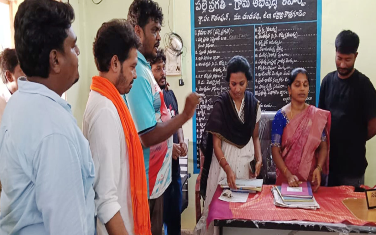 కోతులు, కుక్కల బెడదపై సర్పంచ్, కార్యదర్శిని నిలదీసిన గ్రామస్తులు
