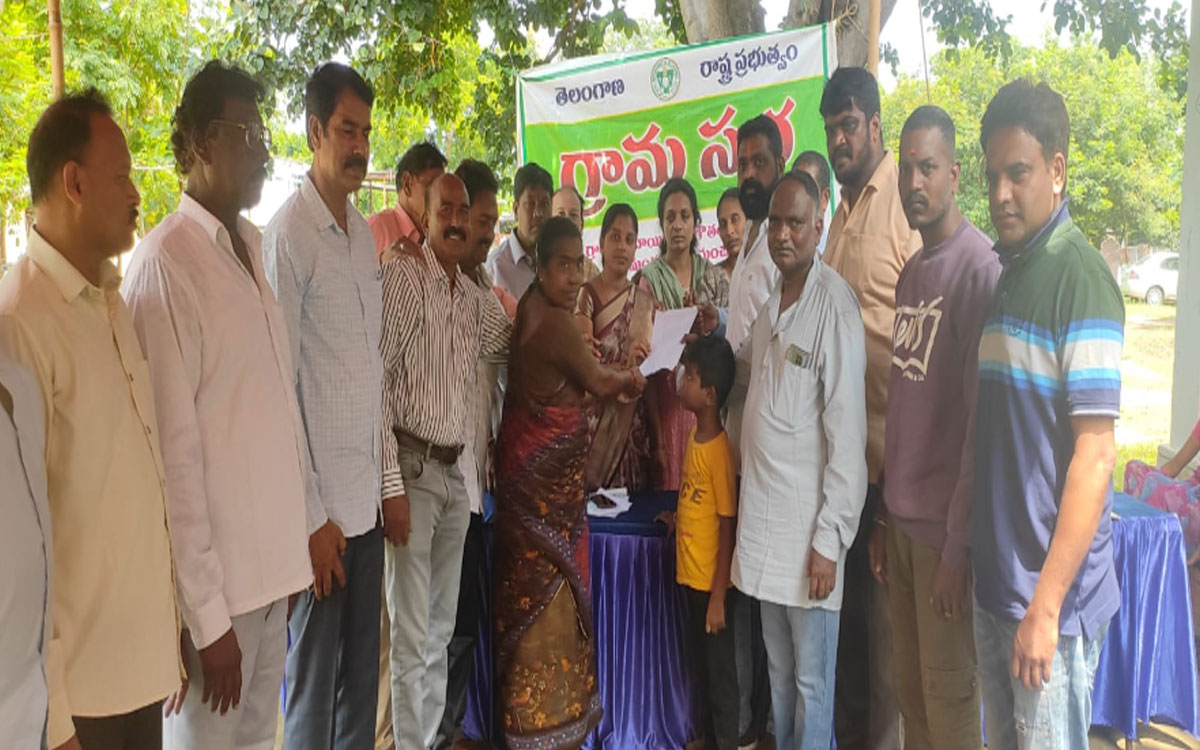కోతుల సమస్య పరిష్కరించకపోతే గ్రామసభను బహిష్కరిస్తాం