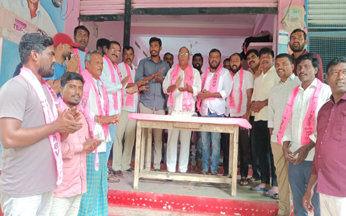 ఘనంగా గుజ్జ యుగంధర్ జన్మదిన వేడుకలు