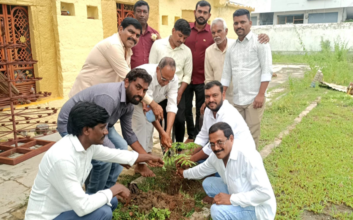 ఘనంగా గుజ్జ యుగంధర్ జన్మదిన వేడుకలు