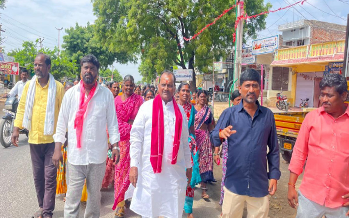 పోలీసుల నిరంకుశత్వానికి వ్యతిరేకంగా గుర్రంపోడులో బీఆర్ఎస్ నిర‌స‌న‌