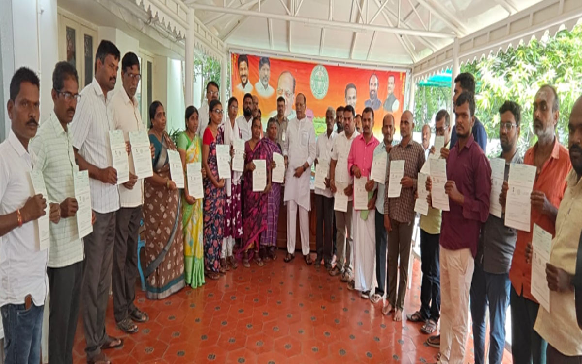ల‌బ్ధిదారుల‌కు మండ‌లి ఛైర్మ‌న్ గుత్తా సీఎంఆర్ఎఫ్ చెక్కుల పంపిణీ