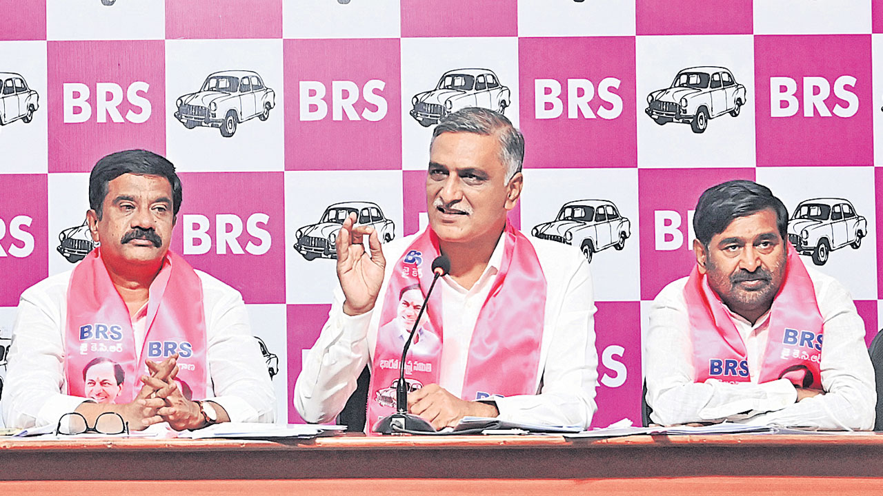 ప్రభుత్వ భూమిలో గజం, ఎకరం కోసం ఆలోచించే వ్యక్తా కేసీఆర్‌?