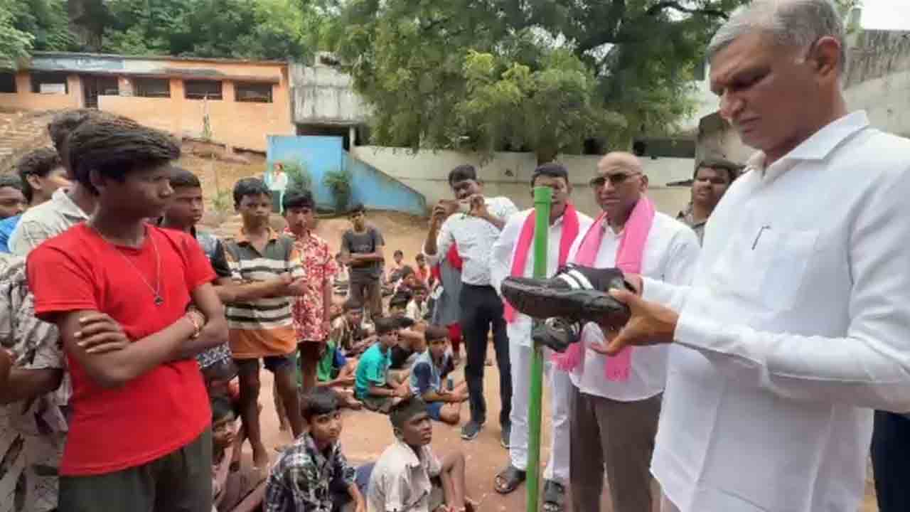 Harish Rao | ఎస్టీ బాయ్స్ ఆశ్రమ పాఠశాలను సందర్శించిన మాజీ మంత్రి హరీశ్‌ రావు : వీడియో