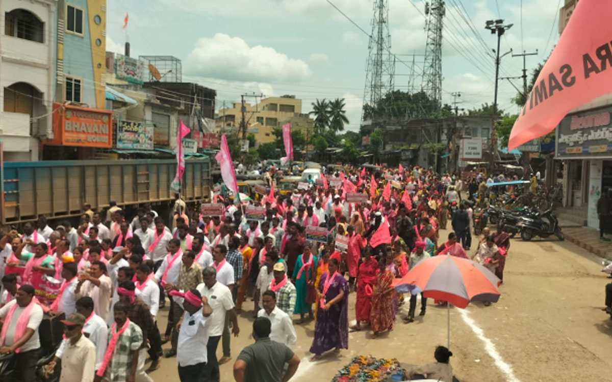 కాంగ్రెస్ పాల‌న‌లో సామాన్యుల‌కు సంక్షేమం దూరం : మాజీ ఎమ్మెల్యే హరిప్రియ నాయక్