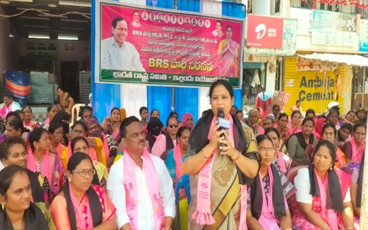 మహిళా ప్రజా ప్రతినిధులకు ప్రభుత్వం క్ష‌మాప‌ణ చెప్పాలి : మాజీ ఎమ్మెల్యే హరిప్రియ నాయక్