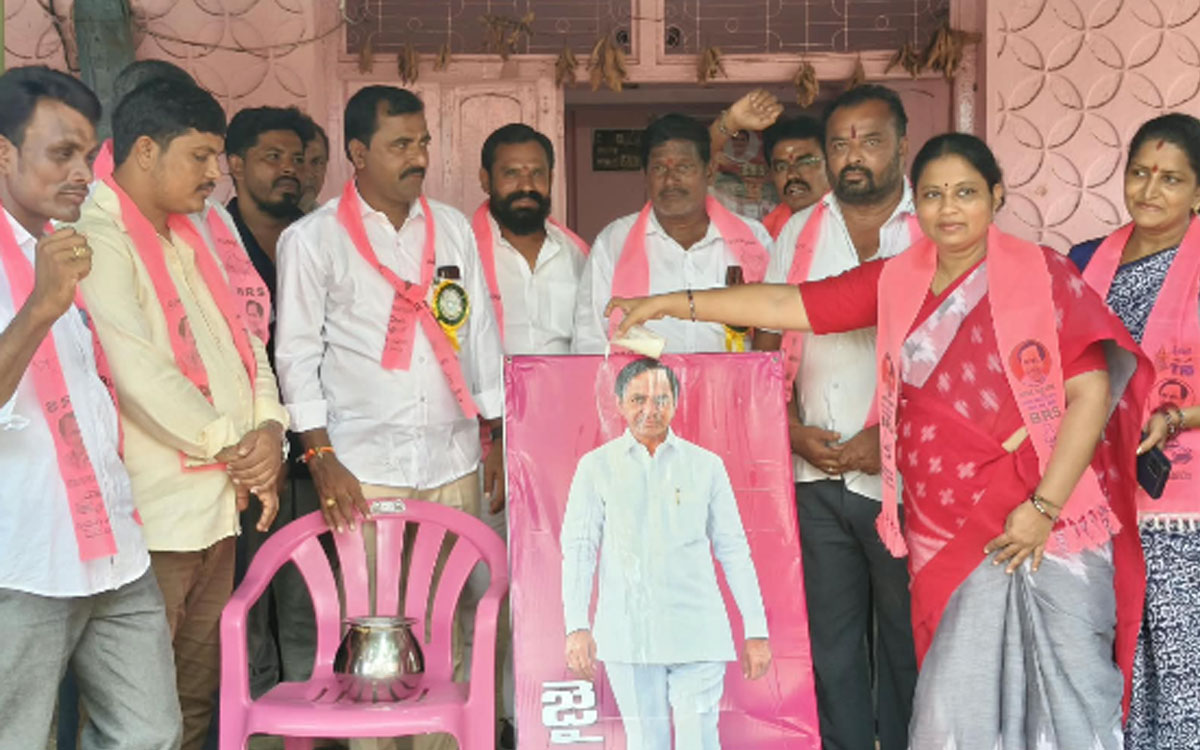 గిరిజనులకు రిజర్వేషన్లు కేసీఆర్ పుణ్యమే : మాజీ ఎమ్మెల్యే హరిప్రియా నాయక్