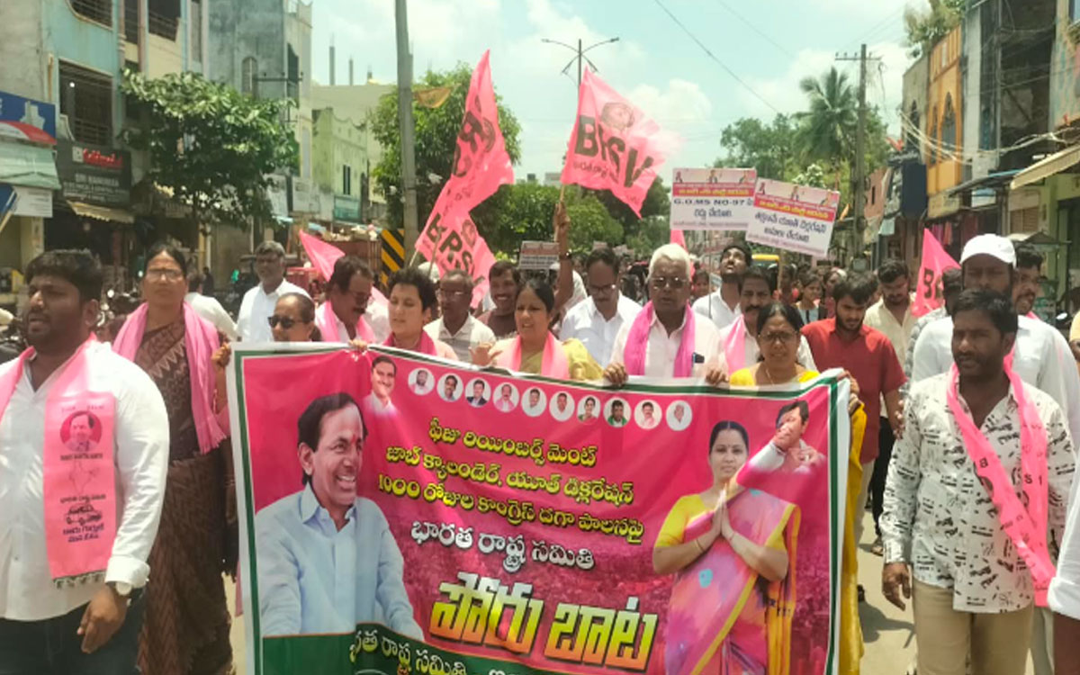 విద్యార్థుల‌కు న్యాయం జ‌రిగేంత వ‌ర‌కు పోరాటం : మాజీ ఎమ్మెల్యే హరిప్రియ నాయక్