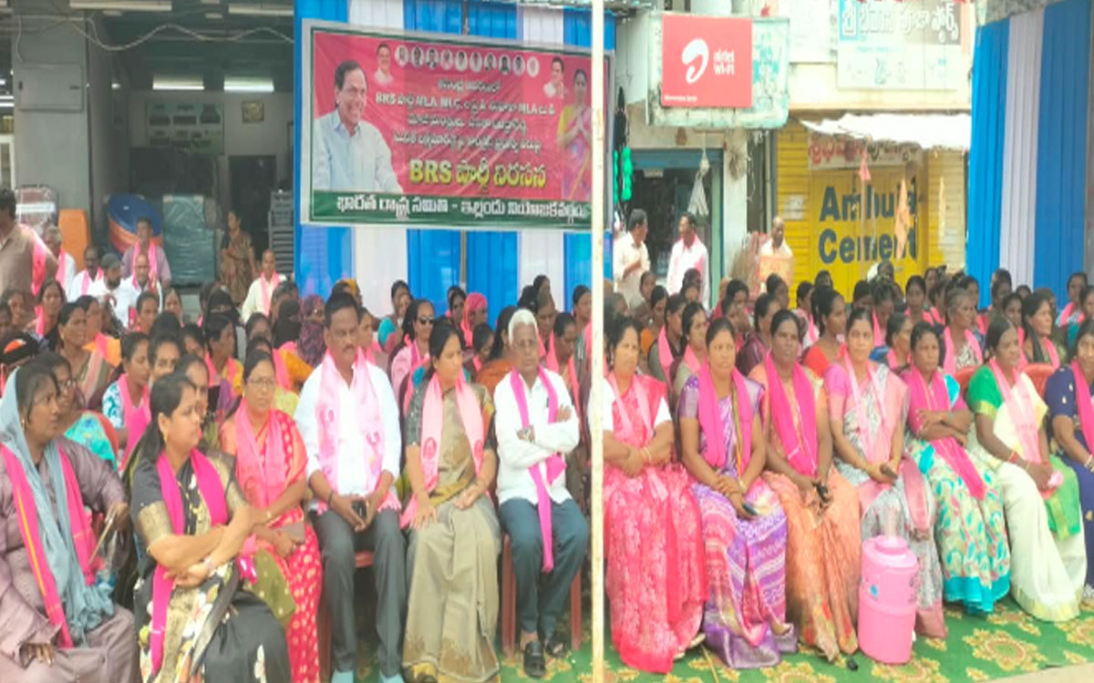 మహిళా ప్రజా ప్రతినిధులకు ప్రభుత్వం క్షమాపణ చెప్పాలి : మాజీ ఎమ్మెల్యే హరిప్రియ నాయక్