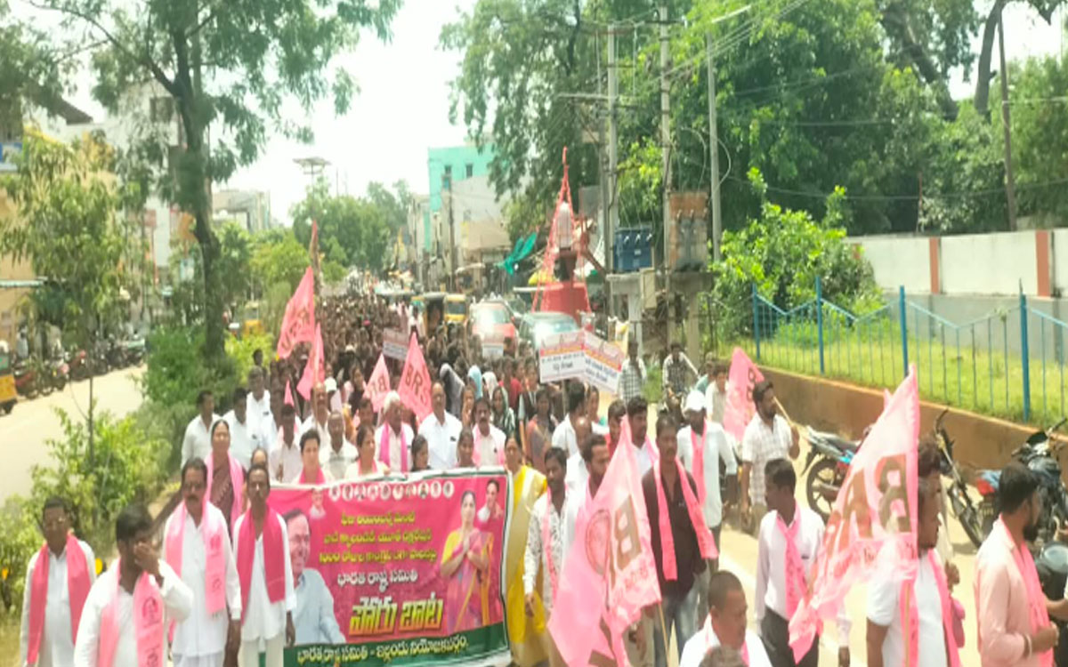 విద్యార్థులకు న్యాయం జరిగేంత వరకు పోరాటం : మాజీ ఎమ్మెల్యే హరిప్రియ నాయక్