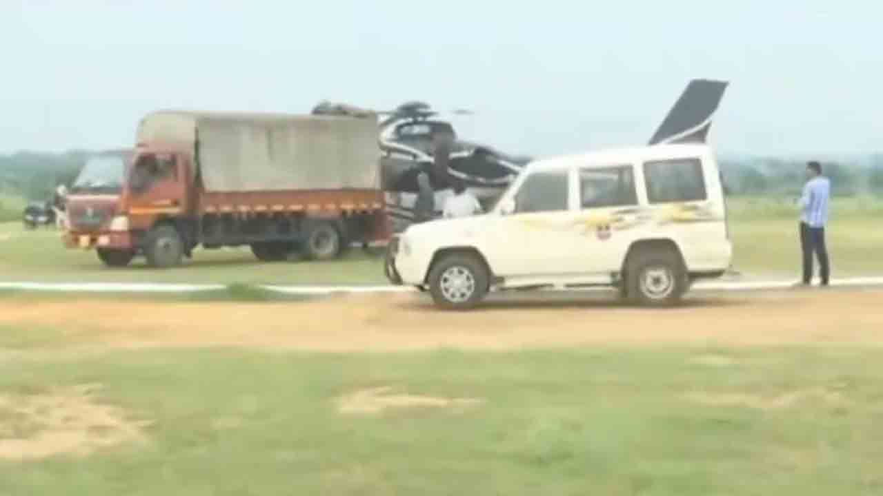 Helicopter | ఇంధనం లేక నిలిచిపోయిన మంత్రి దామోదర రాజనరసింహ హెలికాప్టర్ : వీడయో