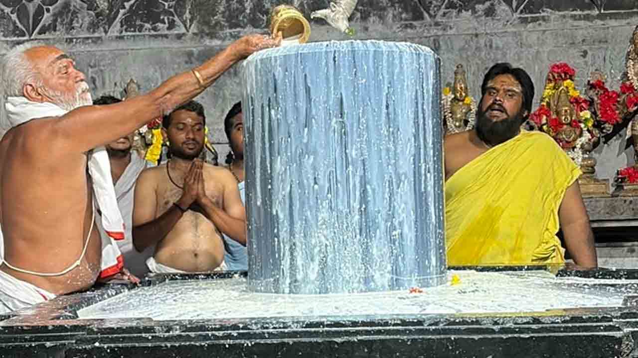 Thousand Pillar Temple | వేయిస్తంభాల రుద్రేశ్వరస్వామికి చివరి సోమవారం పూజలు