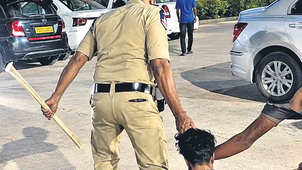 మరో దుశ్శాసన పర్వం!.. మహిళ జుట్టుపట్టి ఈడ్చుకెళ్లిన హోమ్‌గార్డ్‌
