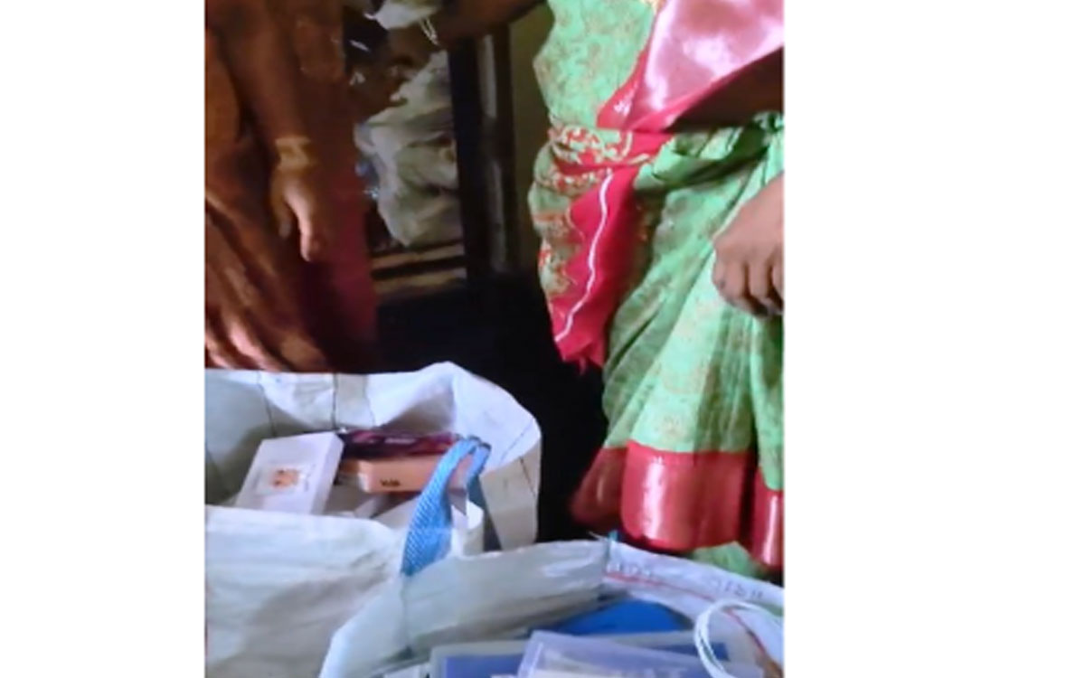 ఇరవెండి అంగన్‌వాడీలో టీచర్ ఫ్యాన్సీ వ్యాపారం