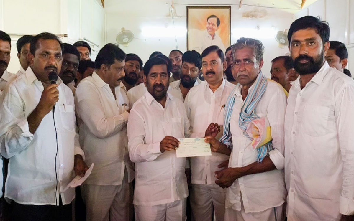 ల‌బ్ధిదారుల‌కు మాజీ మంత్రి జగదీశ్‌రెడ్డి సీఎంఆర్ఎఫ్ చెక్కుల పంపిణీ