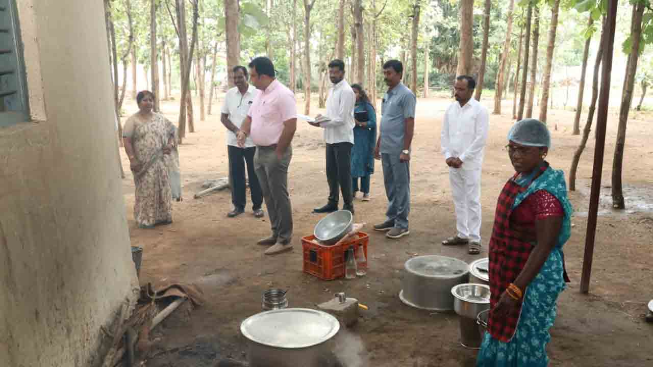 విద్యా ప్రమాణాలపై ప్రత్యేక దృష్టి సారించాలి : కలెక్టర్ సందీప్ కుమార్ ఝా